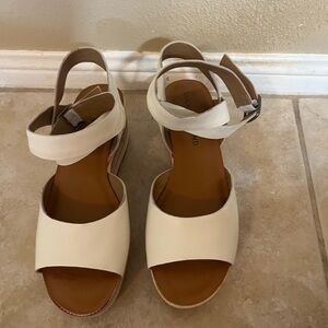 Lucky Brand Cream and Tan Sandals